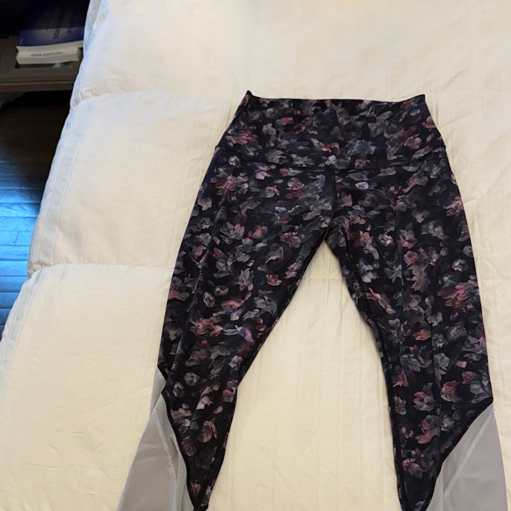 Lululemon Wunder Under Crop High-Rise Roll Down Scallop 23. size 8. Crop